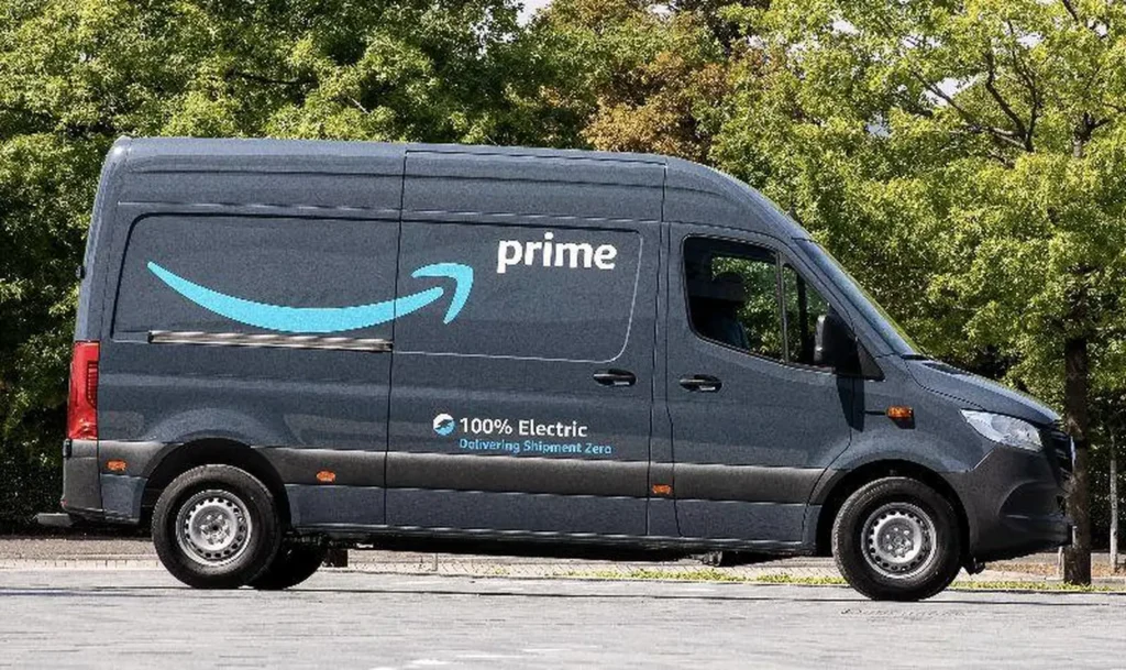 Il più grande sito di e-commerce al mondo ha completato un ordine per 5mila nuovi veicoli elettrici leggeri, tra eVito ed eSprinter, prodotti da Mercedes-Benz, che saranno suddivisi tra cinque Paesi europei.