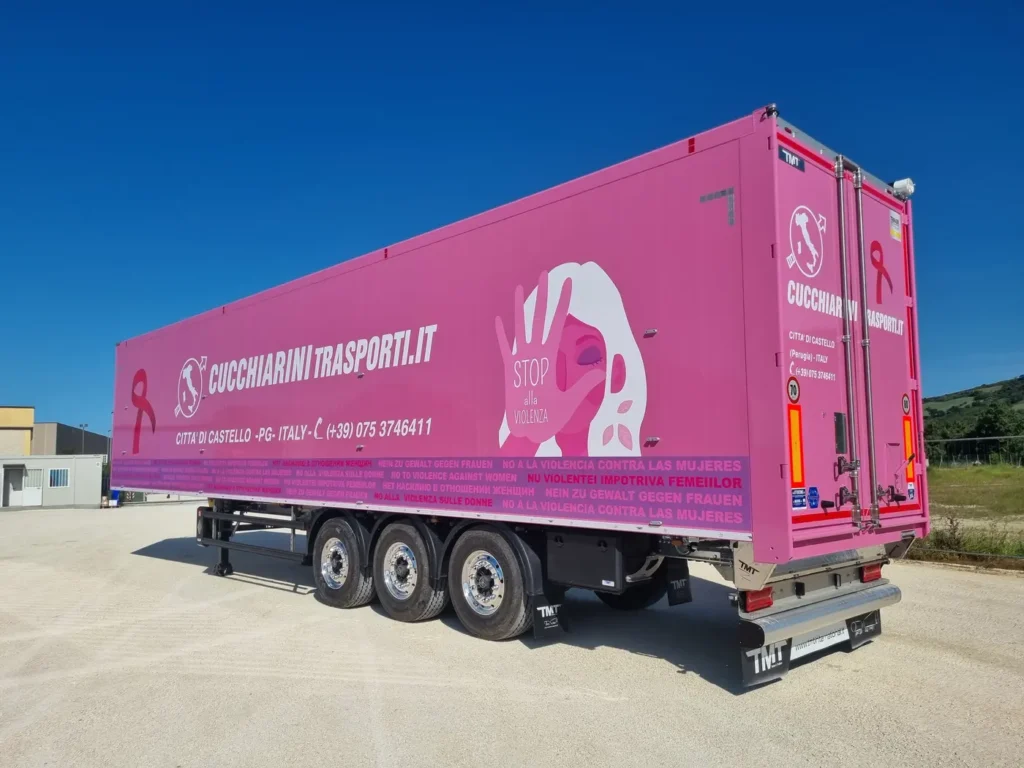 Cucchiarini Trasporti, azienda di Città di Castello che ha fatto del colore verde il proprio segno distintivo, ha deciso di cambiare le proprie vesti per supportare la lotta contro la violenza sulle donne