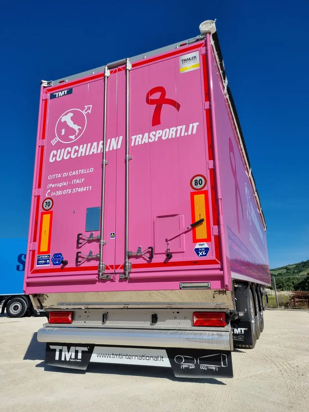 Cucchiarini Trasporti, azienda di Città di Castello che ha fatto del colore verde il proprio segno distintivo, ha deciso di cambiare le proprie vesti per supportare la lotta contro la violenza sulle donne