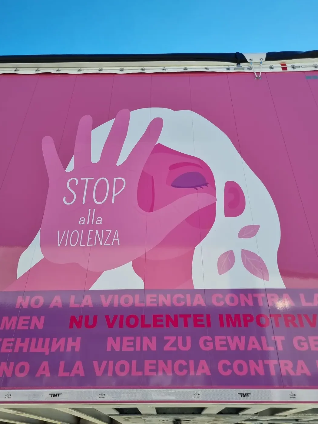 Cucchiarini Trasporti, azienda di Città di Castello che ha fatto del colore verde il proprio segno distintivo, ha deciso di cambiare le proprie vesti per supportare la lotta contro la violenza sulle donne