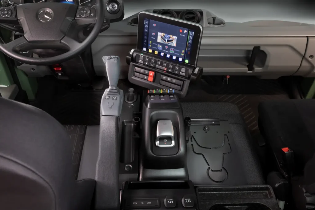 Si chiama Low, la versione ribassata del porta-attrezzi universale Unimog U 219, sviluppata da Mercedes-Benz Special Trucks in collaborazione con l’allestitore Eggers Fahrzeugbau. La variante Low ha un'altezza della soglia di carico posteriore inferiore a 1,2 metri.