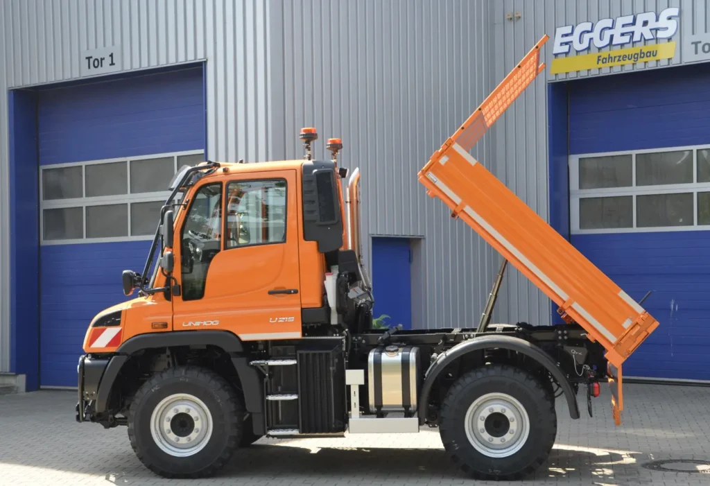 Si chiama Low, la versione ribassata del porta-attrezzi universale Unimog U 219, sviluppata da Mercedes-Benz Special Trucks in collaborazione con l’allestitore Eggers Fahrzeugbau. La variante Low ha un'altezza della soglia di carico posteriore inferiore a 1,2 metri.