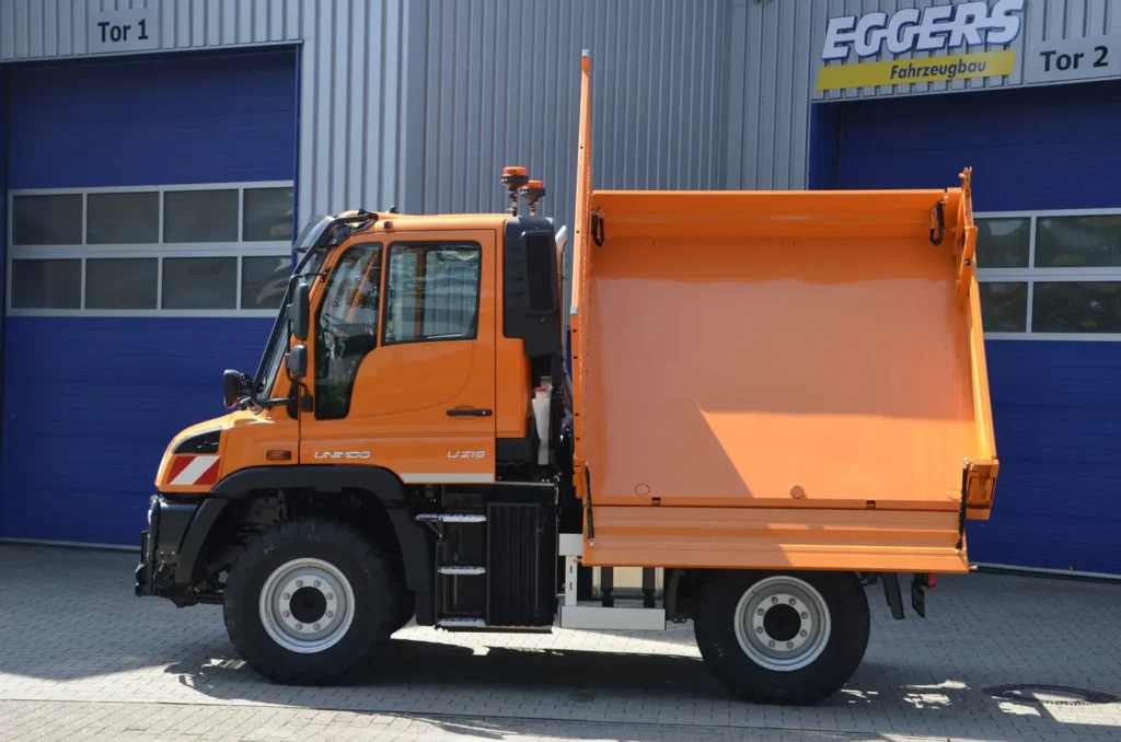 Si chiama Low, la versione ribassata del porta-attrezzi universale Unimog U 219, sviluppata da Mercedes-Benz Special Trucks in collaborazione con l’allestitore Eggers Fahrzeugbau. La variante Low ha un'altezza della soglia di carico posteriore inferiore a 1,2 metri.
