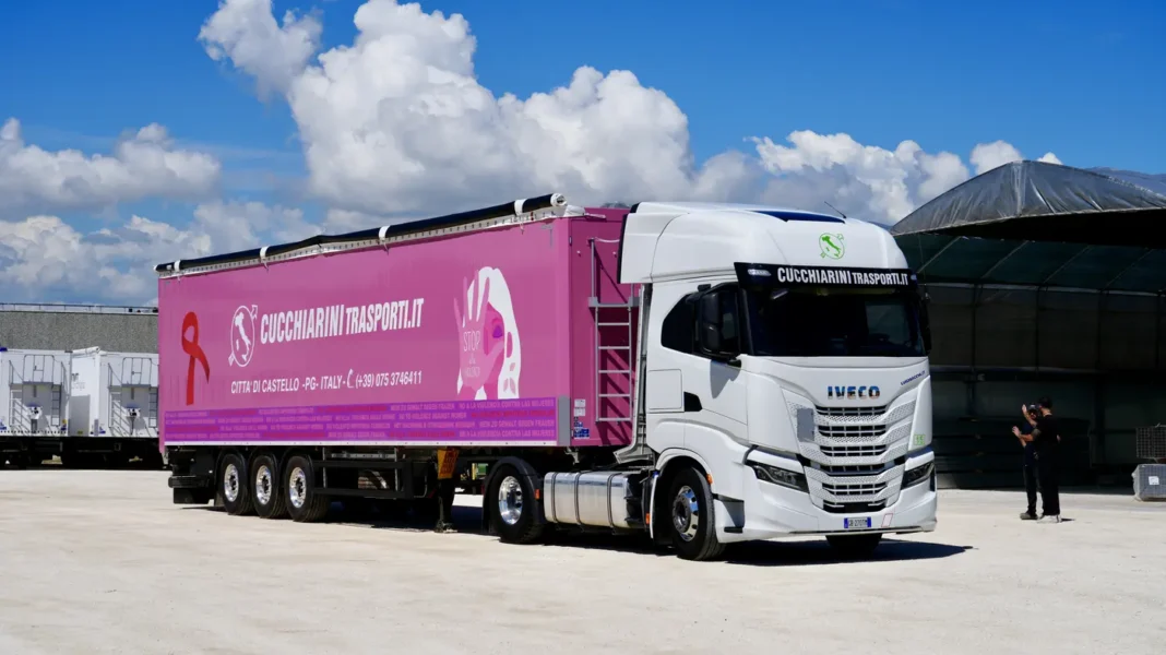 Cucchiarini Trasporti, azienda di Città di Castello che ha fatto del colore verde il proprio segno distintivo, ha deciso di cambiare le proprie vesti per supportare la lotta contro la violenza sulle donne