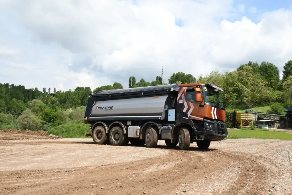 La Casa francese, che vanta oltre settant’anni di storia nella realizzazione di camion per impieghi offroad a partire dal mitico Berliet GBO del 1950 passando attraverso i Kerax e la prima generazione dei K, vuole incrementare in Italia la propria presenza in un comparto chiave, come quello delle costruzioni.