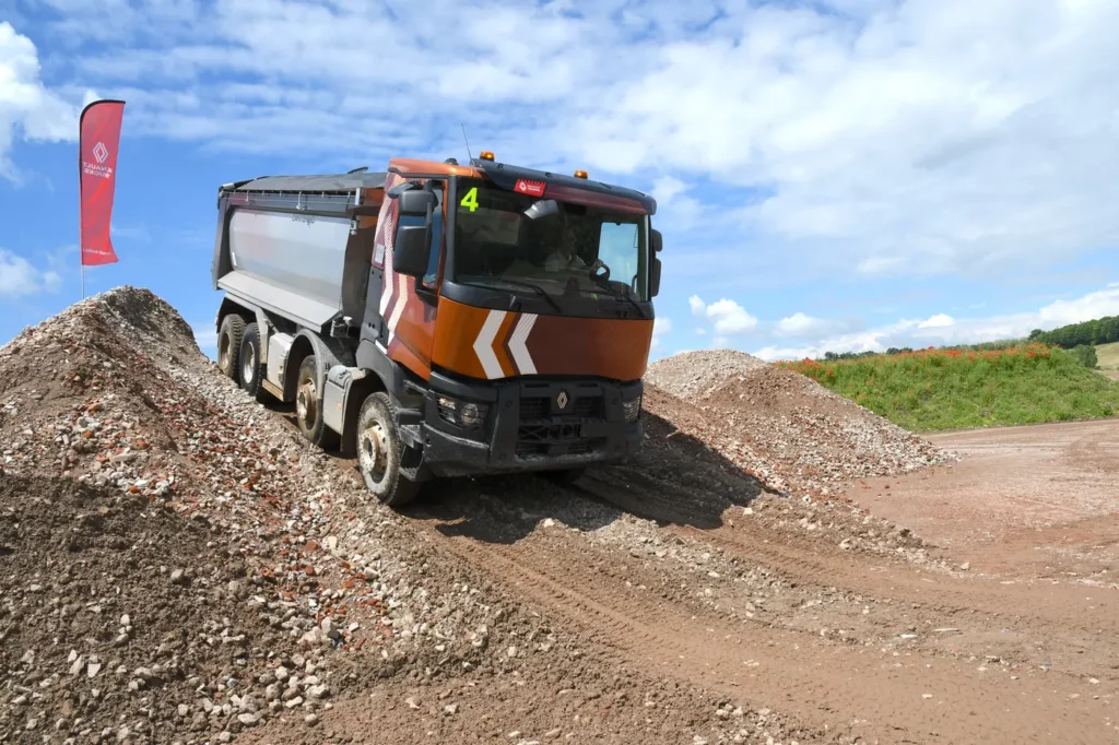 La Casa francese, che vanta oltre settant’anni di storia nella realizzazione di camion per impieghi offroad a partire dal mitico Berliet GBO del 1950 passando attraverso i Kerax e la prima generazione dei K, vuole incrementare in Italia la propria presenza in un comparto chiave, come quello delle costruzioni.
