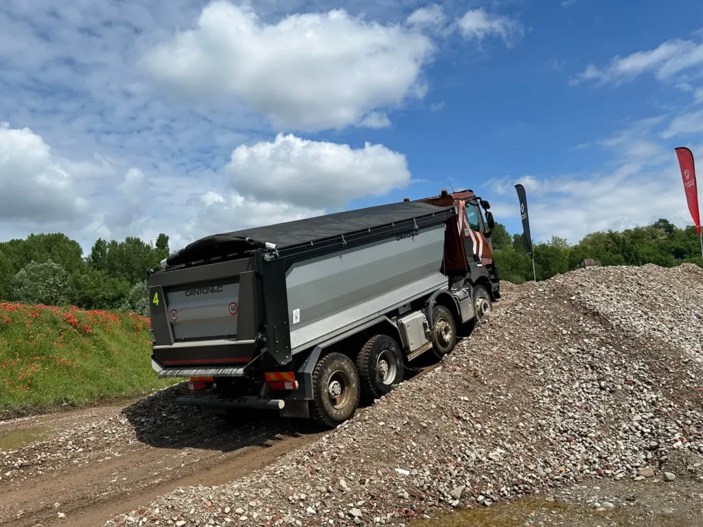 La Casa francese, che vanta oltre settant’anni di storia nella realizzazione di camion per impieghi offroad a partire dal mitico Berliet GBO del 1950 passando attraverso i Kerax e la prima generazione dei K, vuole incrementare in Italia la propria presenza in un comparto chiave, come quello delle costruzioni.