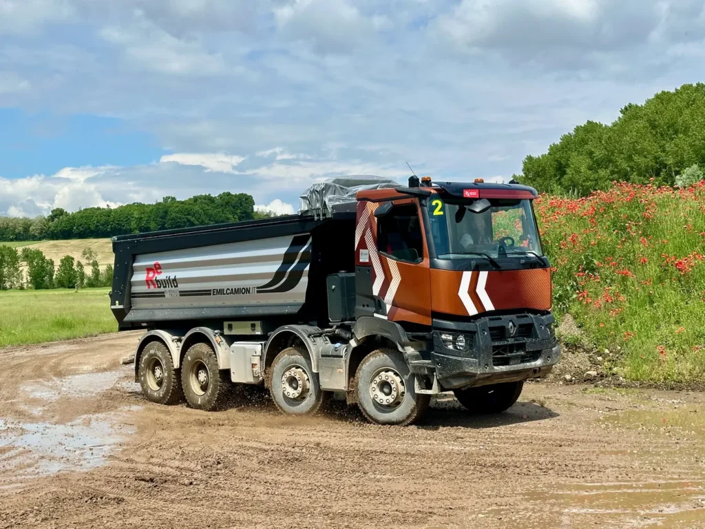 La Casa francese, che vanta oltre settant’anni di storia nella realizzazione di camion per impieghi offroad a partire dal mitico Berliet GBO del 1950 passando attraverso i Kerax e la prima generazione dei K, vuole incrementare in Italia la propria presenza in un comparto chiave, come quello delle costruzioni.