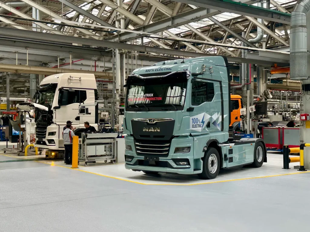 E’ iniziata ufficialmente, presso lo stabilimento della Casa tedesca di Monaco di Baviera, la produzione in serie dei pesanti a batterie (BEV) delle gamme TGX e TGS.