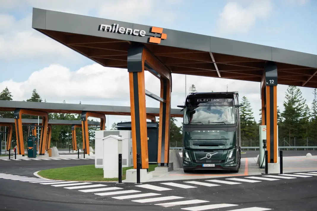 A Landvetter, in Svezia, Milence ha presentato la riqualificazione del proprio hub di ricarica per camion elettrici, che è stato dotato di un punto di ricarica MCS - Megawatt Charging System e a cui sono stati raddoppiati gli stalli CCS - Combined Charging System.