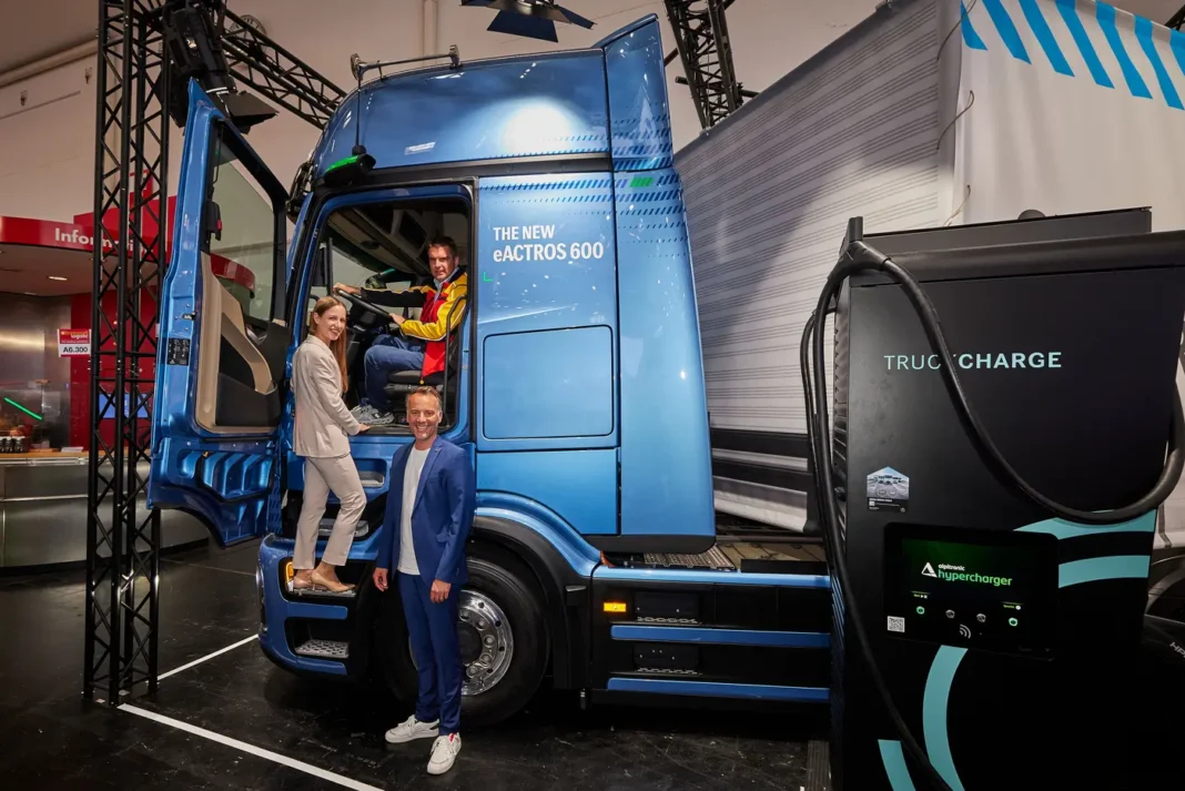 In Germania è nata una nuova partnership nel mondo del trasporto su gomma: DHL, Daimler Truck e Hylane hanno avviato una collaborazione strategica nell'ambito della logistica regionale, per il trasporto dei pacchi tra i v