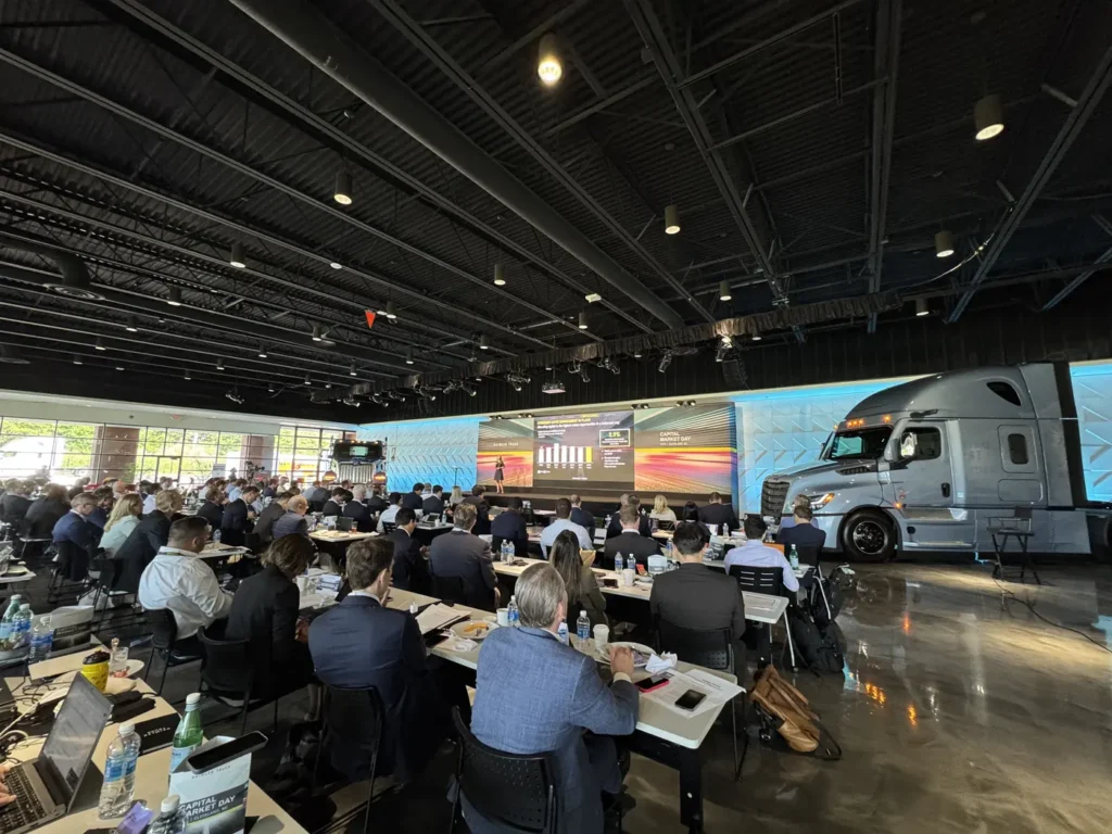 ‘Più forti nel 2030’. È stato questo il tema centrale del Capital Market Day 2025 di Daimler Truck, tenutosi lo scorso luglio nello stabilimento di Cleveland, North Carolina, USA, dove vengono costruiti i Cascadia di Freightliner e i camion di Western Star. 
