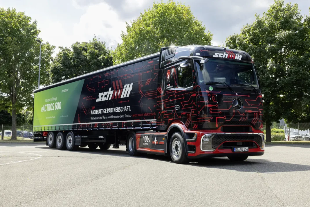L'azienda di logistica tedesca Logistik Schmitt, con sede a Bietigheim, ha adottato nella propria flotta di veicoli cinque nuovi Mercedes-Benz eActros 600, che saranno impiegati per le consegne a lungo raggio della componentistica e delle parti di ricambio della Stella.