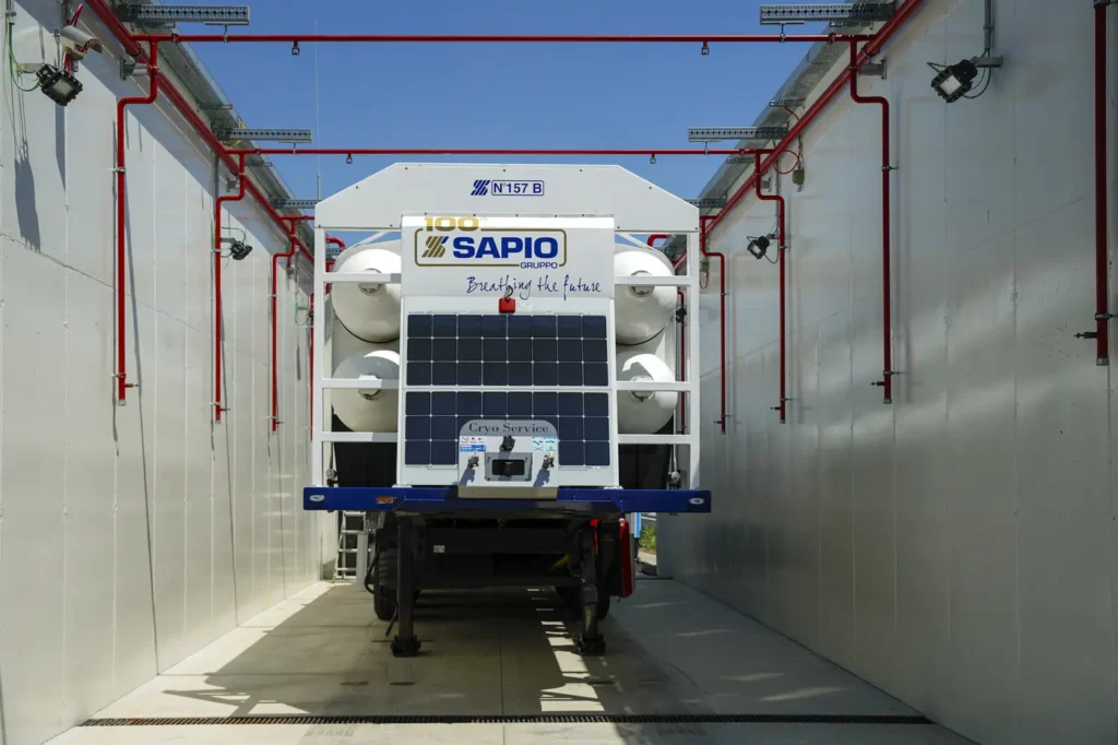 È stata presentata a Carugate, in provincia di Milano, lungo la tangenziale est del capoluogo lombardo, la prima stazione di rifornimento per l’idrogeno in Lombardia. 