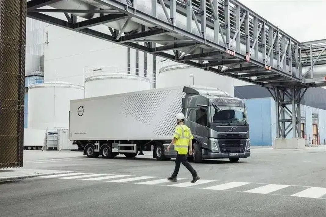 La Casa svedese ha ulteriormente perfezionato il sistema di sterzatura dinamico Dynamic steering con una nuova funzionalità, in grado di rilevare lo scoppio di uno pneumatico e di intervenire immediatamente per mantenere il camion in condizioni di sicurezza.