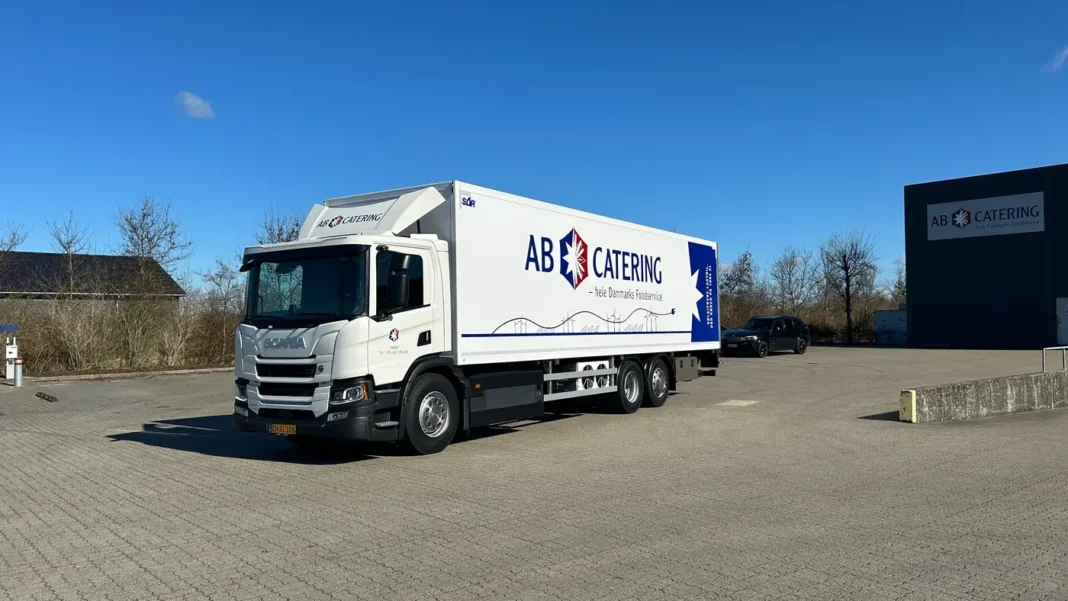 Thermo King, brand di Trane Technologies, ha annunciato di aver fornito alla società danese Dansk Cater le unità di refrigerazione Frigoblock EK configurate per la mobilità elettrica, da abbinare agli autocarri Scania 6x2 con cella frigo alimentati a batterie (BEV).