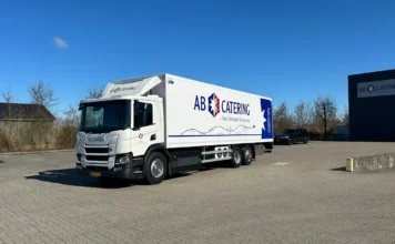 Thermo King, brand di Trane Technologies, ha annunciato di aver fornito alla società danese Dansk Cater le unità di refrigerazione Frigoblock EK configurate per la mobilità elettrica, da abbinare agli autocarri Scania 6x2 con cella frigo alimentati a batterie (BEV).