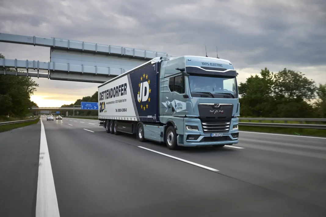 Con l’avvento dei camion elettrici, anche la logistica cambia volto, modalità operative e orari. È accaduto lungo l’autostrada del Brennero, teatro di un test di quattro settimane che ha coinvolto gli elettrici a batteria (BEV) eTGX di MAN, impegnati nell’attraversamento notturno