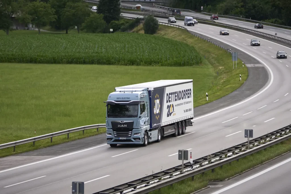 Con l’avvento dei camion elettrici, anche la logistica cambia volto, modalità operative e orari. È accaduto lungo l’autostrada del Brennero, teatro di un test di quattro settimane che ha coinvolto gli elettrici a batteria (BEV) eTGX di MAN, impegnati nell’attraversamento notturno 