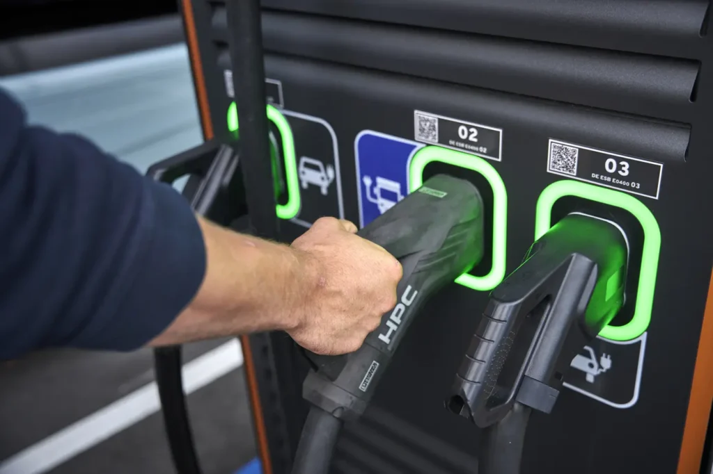 Con l’avvento dei camion elettrici, anche la logistica cambia volto, modalità operative e orari. È accaduto lungo l’autostrada del Brennero, teatro di un test di quattro settimane che ha coinvolto gli elettrici a batteria (BEV) eTGX di MAN, impegnati nell’attraversamento notturno 