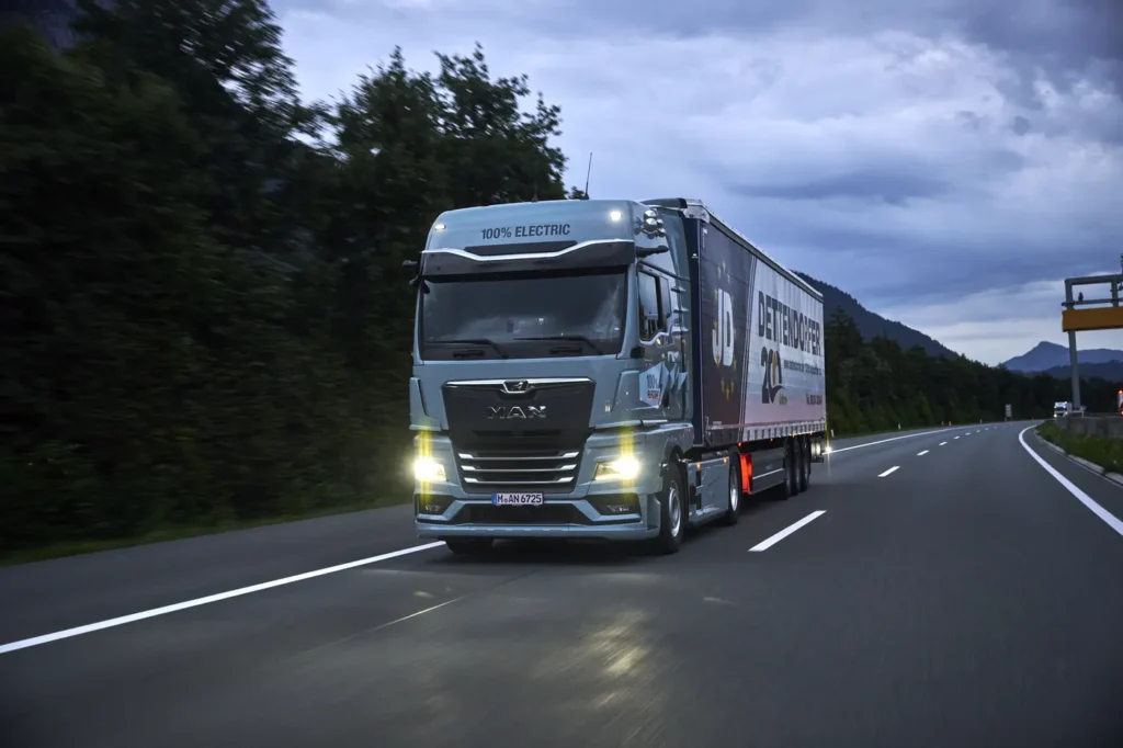 Con l’avvento dei camion elettrici, anche la logistica cambia volto, modalità operative e orari. È accaduto lungo l’autostrada del Brennero, teatro di un test di quattro settimane che ha coinvolto gli elettrici a batteria (BEV) eTGX di MAN, impegnati nell’attraversamento notturno 