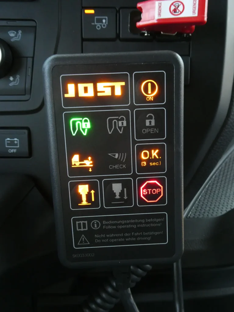 Non basta avere in dotazione veicoli industriali di ultima generazione per guidare in modo efficiente e sicuro. Bisogna conoscerli a fondo, inclusi i dispositivi avanzati di assistenza alla guida (ADAS), compito che solo una formazione professionale adeguata, sostenuta da strumenti didattici avanzati, può assolvere.