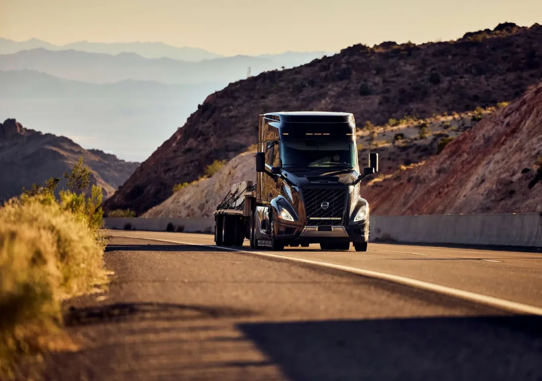 Dopo aver sfidato i -40 °C dell'Artico in Alaska, il nuovo modello di punta di Volvo Trucks North America, il pesante di Classe 8 VNL, ha dimostrato le proprie doti di resistenza in condizioni estreme opposte, il caldo torrido del deserto con temperature fi