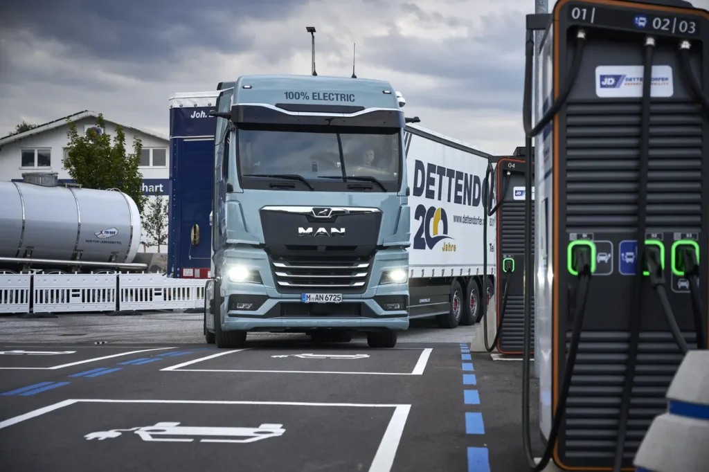 Con l’avvento dei camion elettrici, anche la logistica cambia volto, modalità operative e orari. È accaduto lungo l’autostrada del Brennero, teatro di un test di quattro settimane che ha coinvolto gli elettrici a batteria (BEV) eTGX di MAN, impegnati nell’attraversamento notturno 