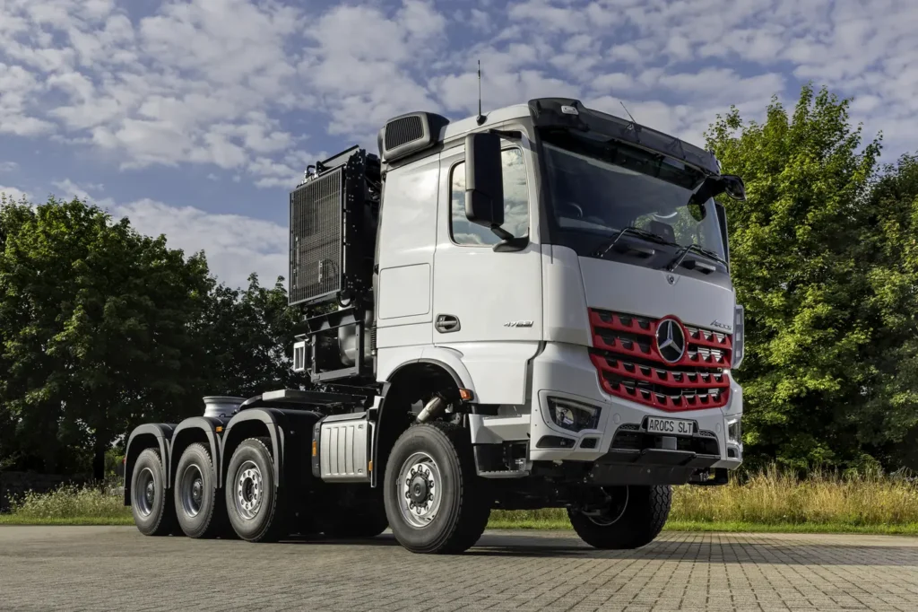 Due importanti notizie riguardano le gamme pesanti Arocs e Actros di Mercedes-Benz per impieghi cantieristici e per i trasporti eccezionali. 