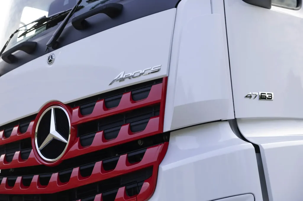 Due importanti notizie riguardano le gamme pesanti Arocs e Actros di Mercedes-Benz per impieghi cantieristici e per i trasporti eccezionali. 