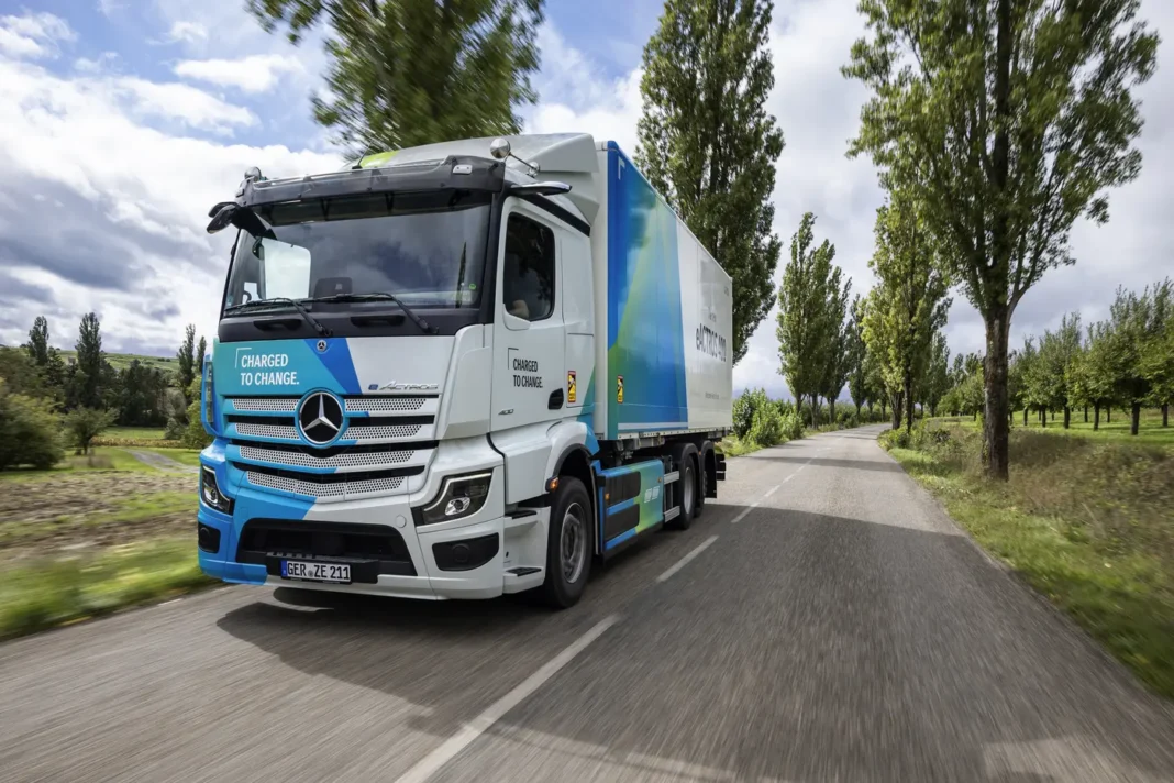 Cresce la famiglia dei pesanti stradali a batterie (BEV) della Stella. La più recente aggiunta riguarda il nuovo eActros 400 da distribuzione.