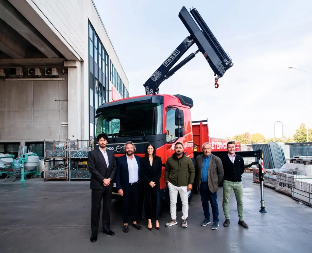 La Eternoo, società leader nella fornitura di materiali da costruzione attraverso una rete di 76 punti vendita in Italia con 700 collaboratori, ha potenziato la propria flotta di oltre 100 veicoli con l’entrata in servizio di 25 cabinati FMX di Volvo Trucks. Si tratta di autotelai in configurazione 6x2 con motorizzazione da 380 Cv, dotati di gru Fassi F155A E-Dynamic.