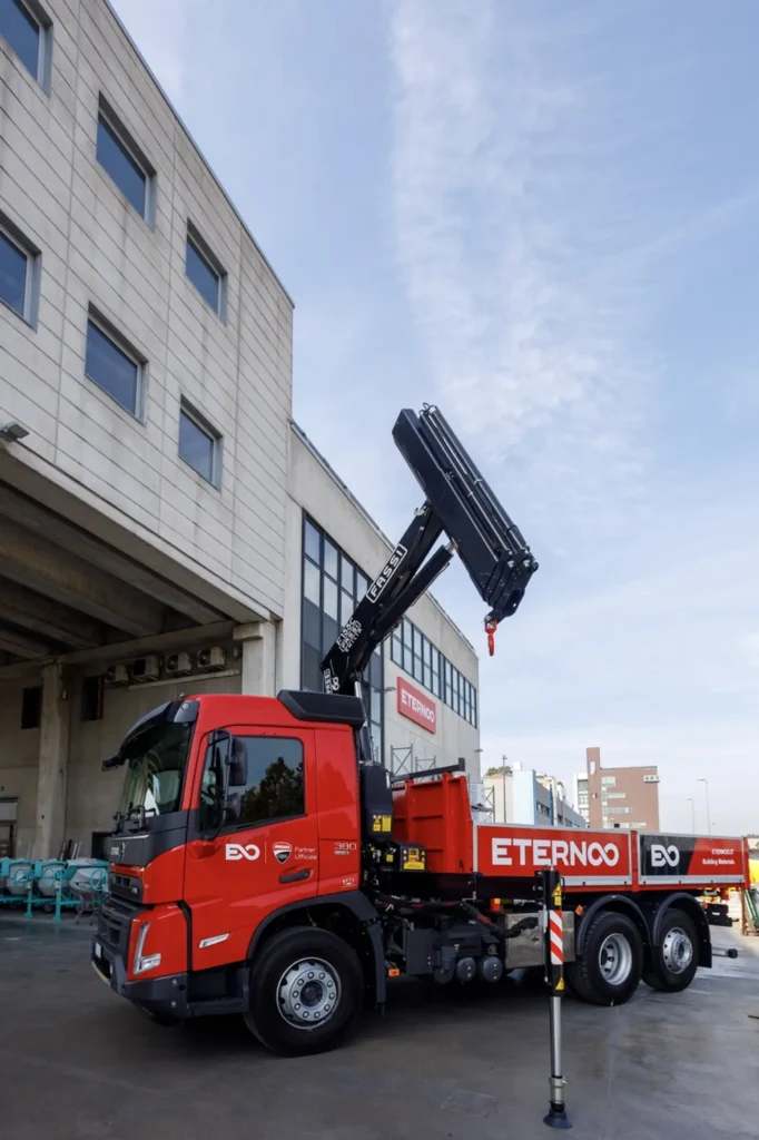 La Eternoo, società leader nella fornitura di materiali da costruzione attraverso una rete di 76 punti vendita in Italia con 700 collaboratori, ha potenziato la propria flotta di oltre 100 veicoli con l’entrata in servizio di 25 cabinati FMX di Volvo Trucks. Si tratta di autotelai in configurazione 6x2 con motorizzazione da 380 Cv, dotati di gru Fassi F155A E-Dynamic.