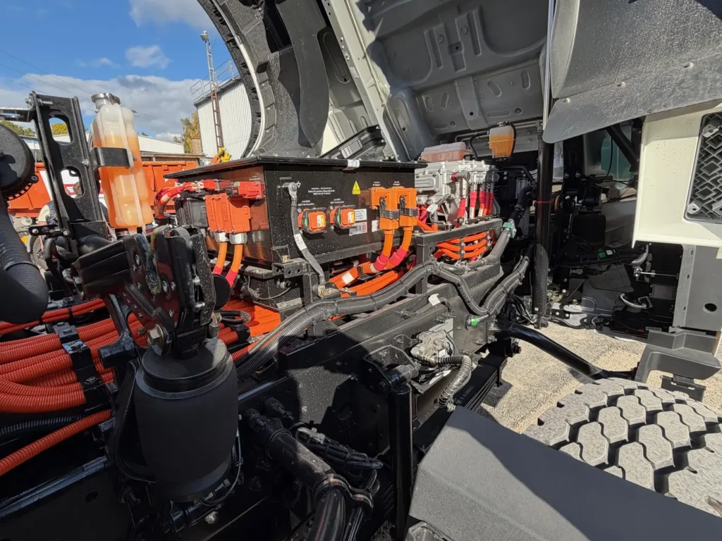 Ci sono importanti novità nel settore dei pesanti elettrici a batterie (BEV).
Sany, gigante cinese leader a livello mondiale per la produzione di escavatori e di macchine per il trasporto e la messa in opera calcestruzzo nonché numero uno in Cina nel segmento dei camion BEV con circa il 17,6% di quota commerciale