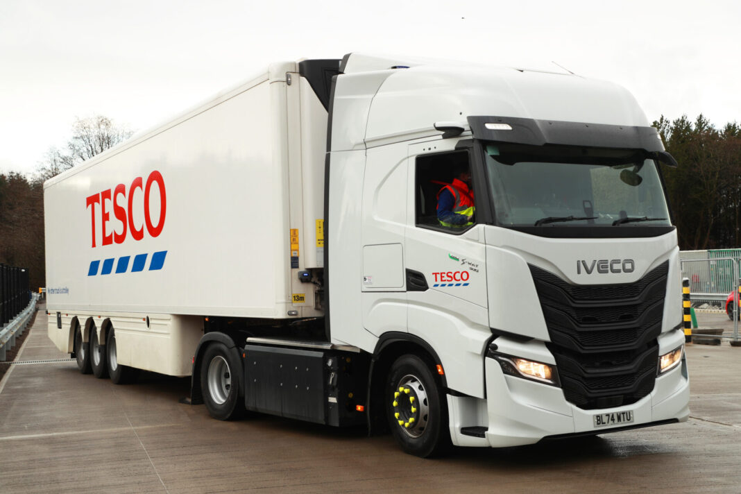 La logistica sta facendo passi da gigante verso il traguardo della sostenibilità. Lo dimostra la recente fornitura a Tesco, società di Livingstrone, Scozia, di 42 nuovi trattori Iveco S- Way CNG per la distribuzione di derrate alimentari e di beni di prima necessità ai punti vendita (della stessa Tesco) dislocati in tutta la regione.