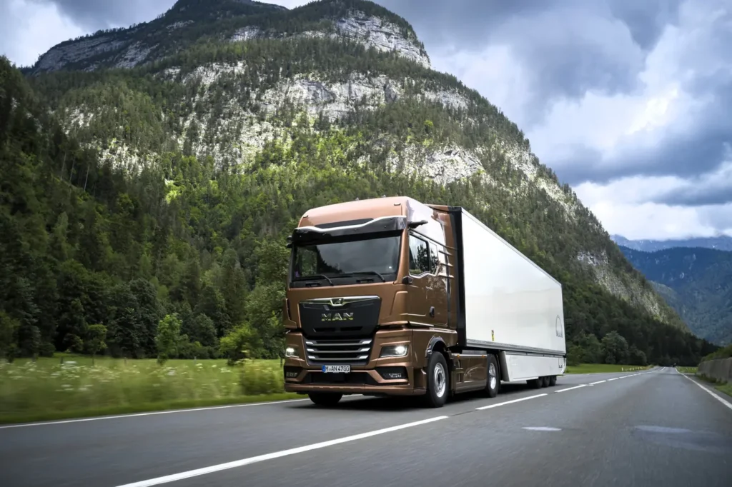 Nelle ultime settimane prima della cerimonia di premiazione dell’International Truck of the Year (ITOY) 2026, prevista per il 19 novembre al Solutrans di Lione, il Salone francese del veicolo industriale e della carrozzeria, s’intensificano le attività della giuria di giornalisti per i test di valutazione su strada dei canditati al titolo.