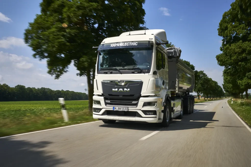 Nelle ultime settimane prima della cerimonia di premiazione dell’International Truck of the Year (ITOY) 2026, prevista per il 19 novembre al Solutrans di Lione, il Salone francese del veicolo industriale e della carrozzeria, s’intensificano le attività della giuria di giornalisti per i test di valutazione su strada dei canditati al titolo.
