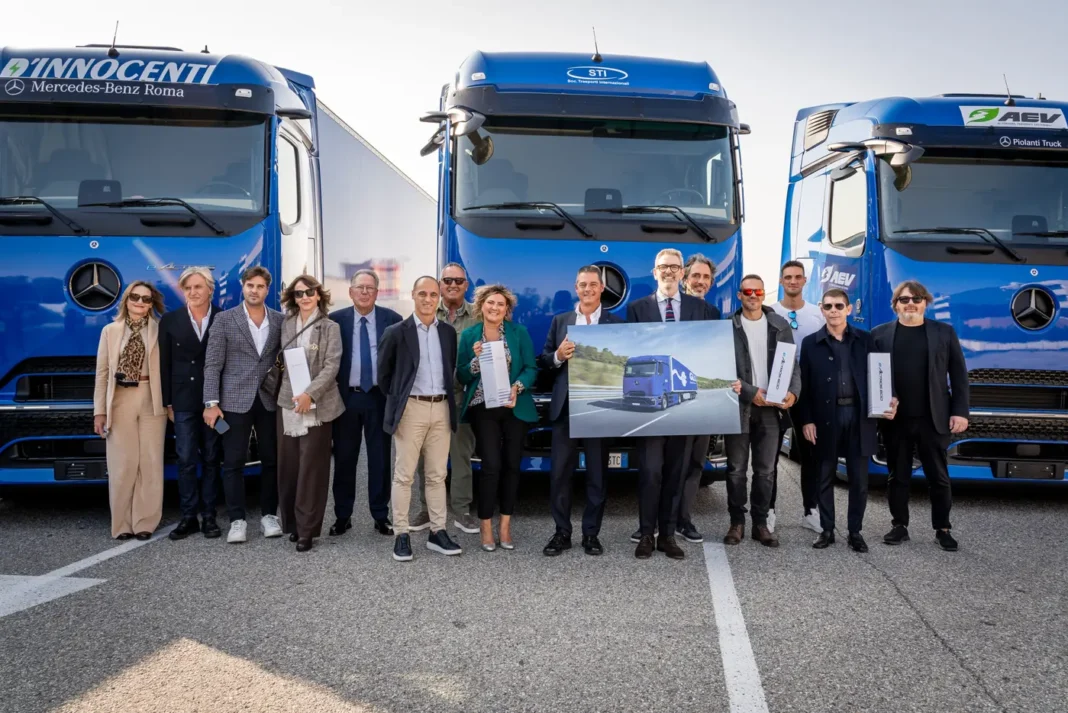 Gli elettrici a batterie (BEV) del segmento pesante riscuotono successi di vendita anche nel nostro paese. È il caso dei 21 eActros di Mercedes-Benz entrati in servizio nella flotta per lunghe percorrenze di GLS in Italia
