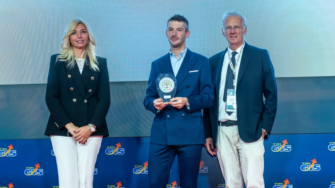 A Piacenza, nella cornice speciale della decima edizione del GIS Expo, sono stati assegnati gli ITALA Awards 2025, che hanno premiato gli operatori italiani del terminalismo portuale, intermodale e della logistica.