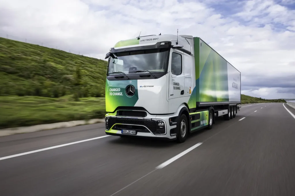 Cresce la famiglia dei pesanti stradali a batterie (BEV) della Stella. La più recente aggiunta riguarda il nuovo eActros 400 da distribuzione.