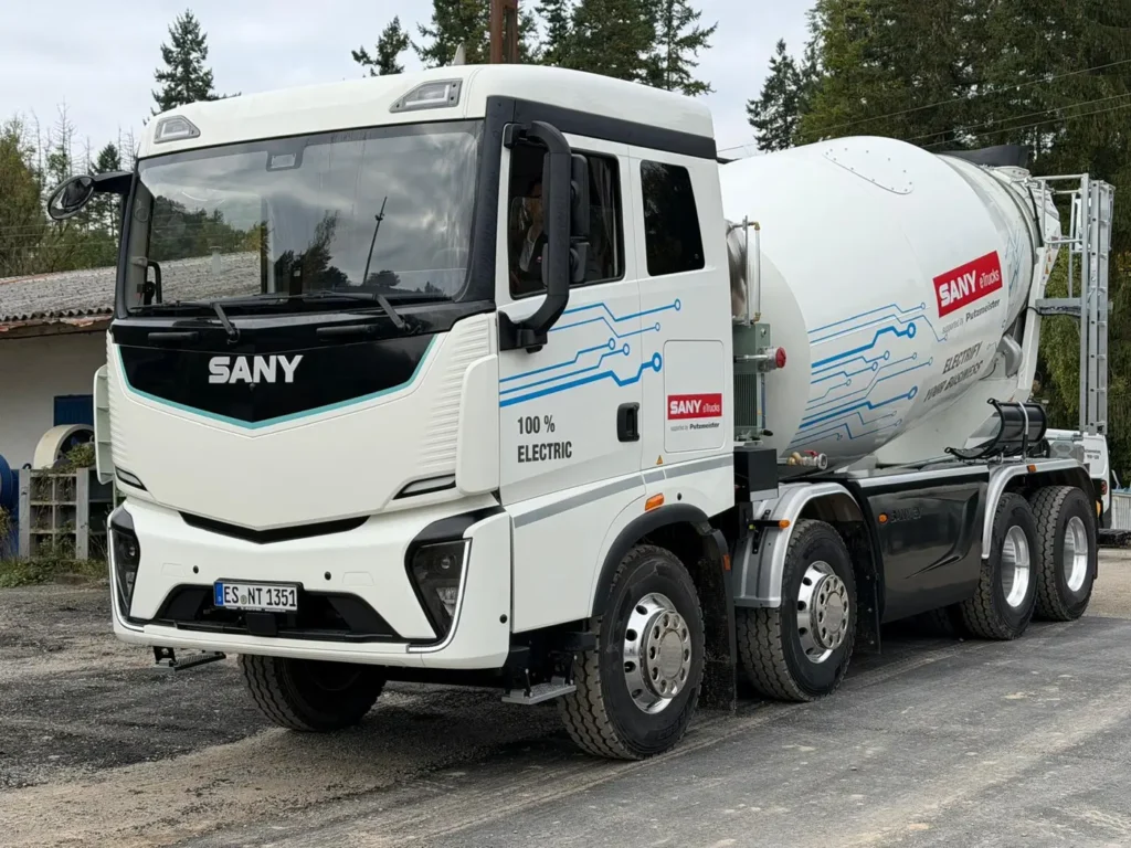 Ci sono importanti novità nel settore dei pesanti elettrici a batterie (BEV).
Sany, gigante cinese leader a livello mondiale per la produzione di escavatori e di macchine per il trasporto e la messa in opera calcestruzzo nonché numero uno in Cina nel segmento dei camion BEV con circa il 17,6% di quota commerciale