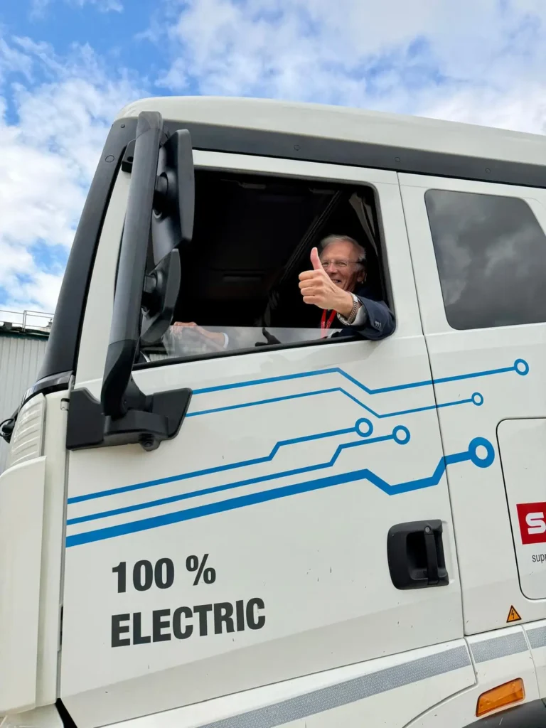 Ci sono importanti novità nel settore dei pesanti elettrici a batterie (BEV).
Sany, gigante cinese leader a livello mondiale per la produzione di escavatori e di macchine per il trasporto e la messa in opera calcestruzzo nonché numero uno in Cina nel segmento dei camion BEV con circa il 17,6% di quota commerciale