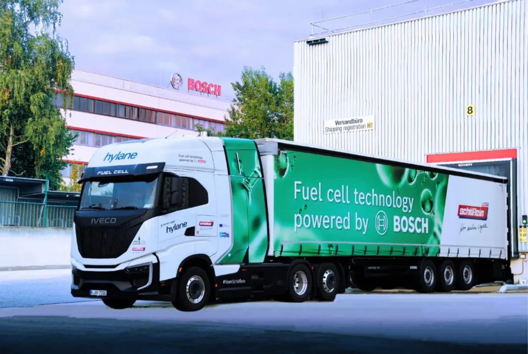 E’ una notizia che fa ben sperare per il futuro della logistica a zero emissioni quella pervenuta dallo stabilimento Bosch di Norimberga dove il gruppo ha messo in servizio per la prima volta un camion elettrico Iveco S-eWay, dotato di celle a combustibile FCPM prodotte dalla stessa Bosch a Stoccarda-Feuerbach.