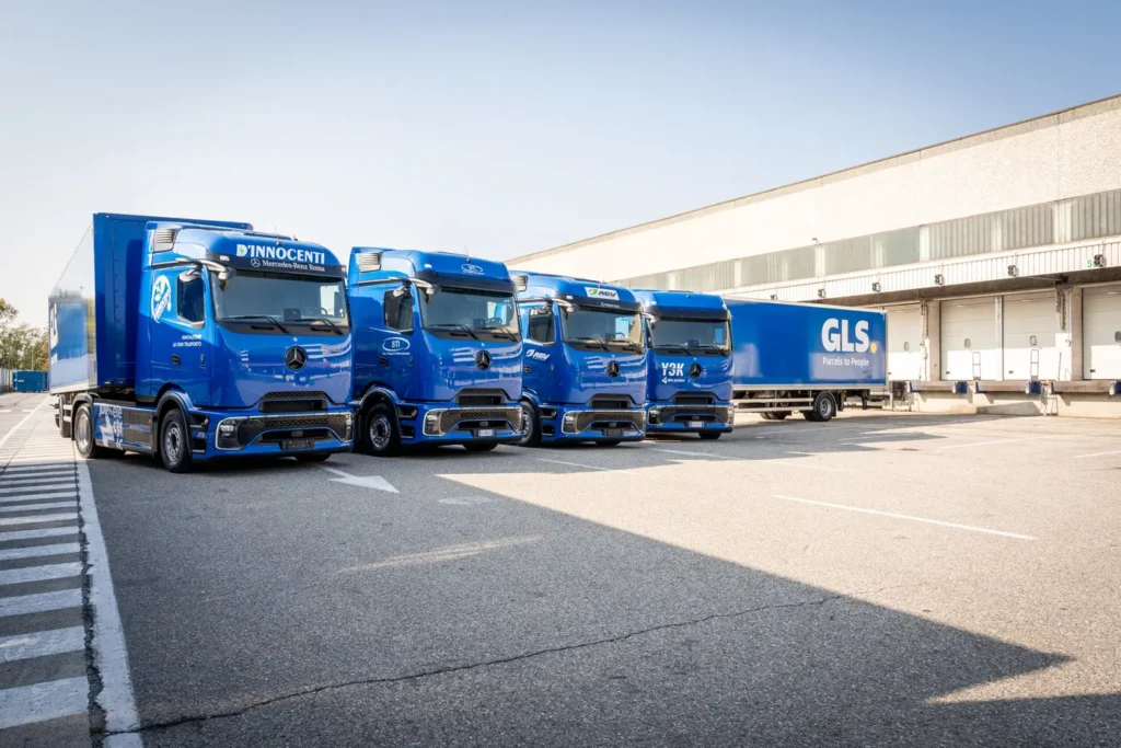 Gli elettrici a batterie (BEV) del segmento pesante riscuotono successi di vendita anche nel nostro paese. È
il caso dei 21 eActros di Mercedes-Benz entrati in servizio nella flotta per lunghe percorrenze di GLS in Italia