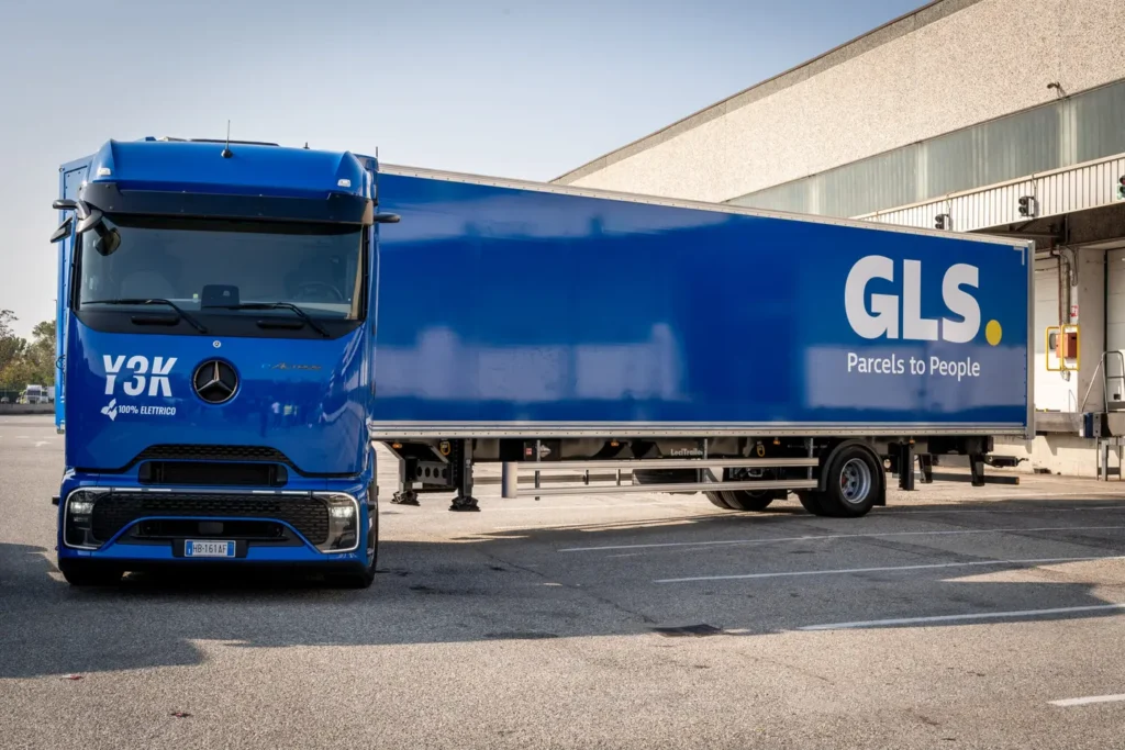 Gli elettrici a batterie (BEV) del segmento pesante riscuotono successi di vendita anche nel nostro paese. È
il caso dei 21 eActros di Mercedes-Benz entrati in servizio nella flotta per lunghe percorrenze di GLS in Italia