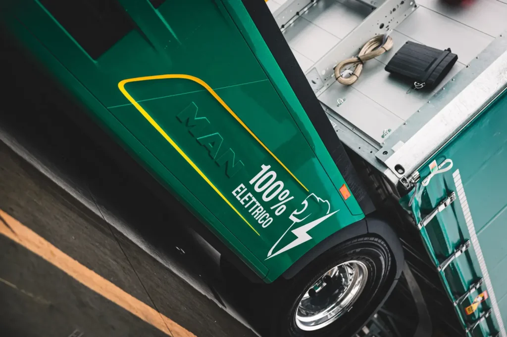 Sabato 4 Ottobre la Fratelli Foppiani Trasporti è diventata la prima azienda italiana a ricevere e a schierare nella propria flotta i nuovi camion elettrici MAN, ordinati alla fine del 2023.