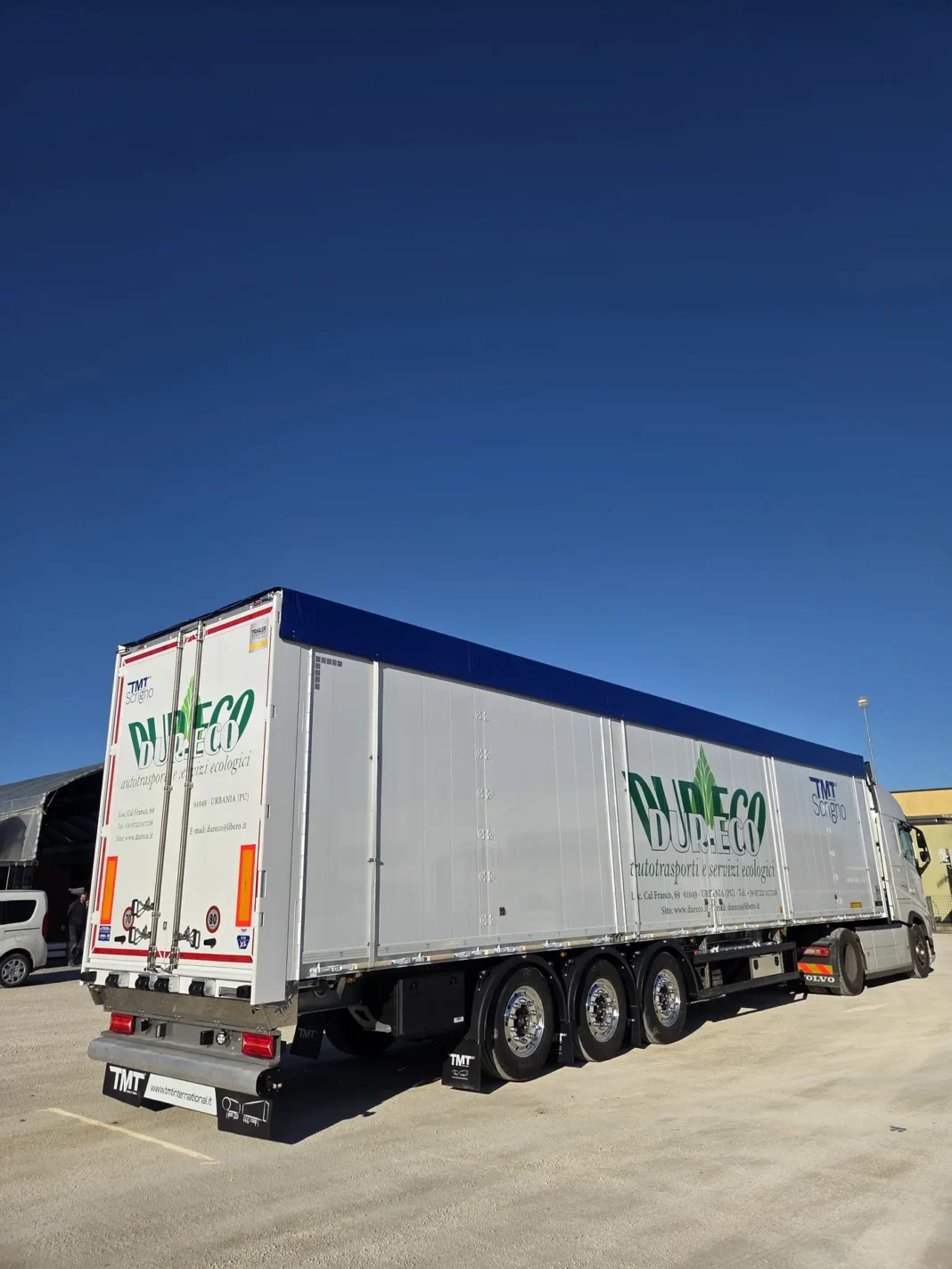 In occasione di Solutrans, il salone francese dedicato al mondo dei veicoli industriali e del trasporto, in programma a Lione dal 18 al 22 Novembre 2025, TMT International presenterà Moving Floor, il semirimorchio ad apertura laterale con il telaio rinforzato E120 in acciaio zincato a caldo.