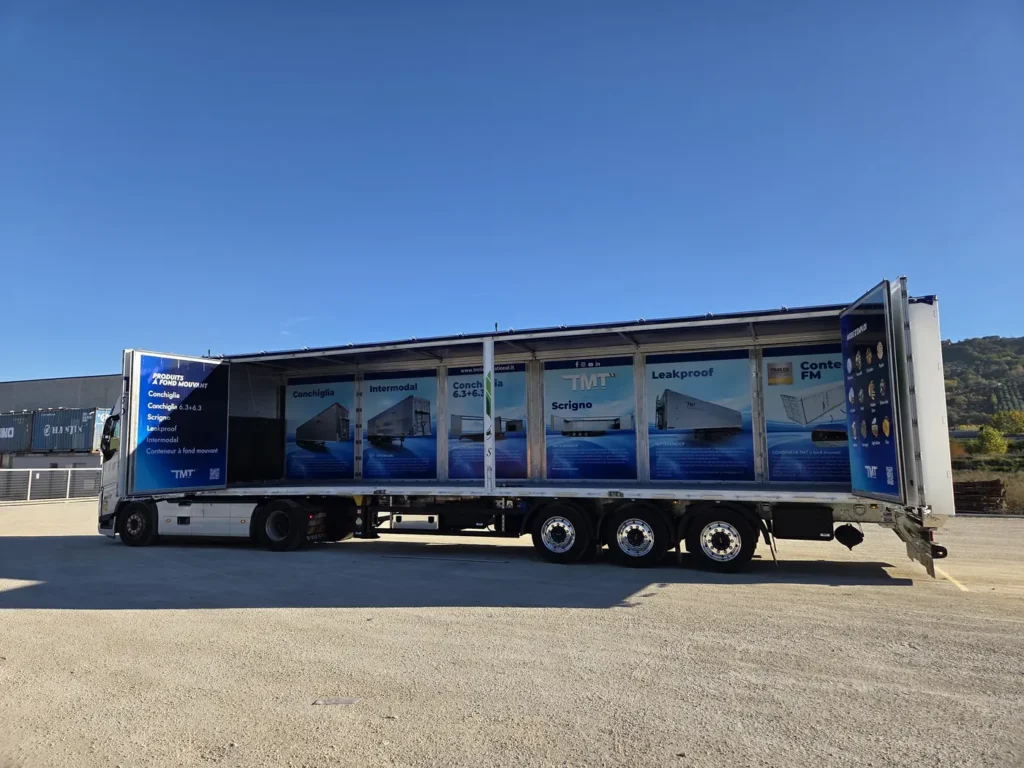 In occasione di Solutrans, il salone francese dedicato al mondo dei veicoli industriali e del trasporto, in programma a Lione dal 18 al 22 Novembre 2025, TMT International presenterà Moving Floor, il semirimorchio ad apertura laterale con il telaio rinforzato E120 in acciaio zincato a caldo.