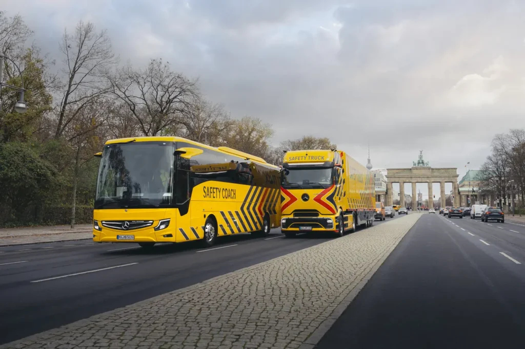 I costruttori di veicoli di grandi dimensioni, come camion e autobus, sentono la responsabilità sociale di garantire il massimo livello di sicurezza a tutti gli utenti della strada. A maggior ragione in un momento di transizione come quello attuale, che vede l’entrata in sevizio di un numero crescente di mezzi a trazione elettrica, diversi da quelli tradizionali. 