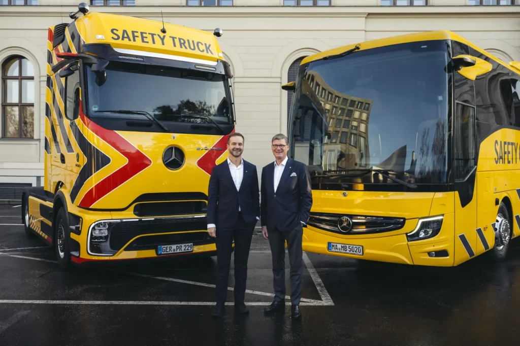 I costruttori di veicoli di grandi dimensioni, come camion e autobus, sentono la responsabilità sociale di garantire il massimo livello di sicurezza a tutti gli utenti della strada. A maggior ragione in un momento di transizione come quello attuale, che vede l’entrata in sevizio di un numero crescente di mezzi a trazione elettrica, diversi da quelli tradizionali. 